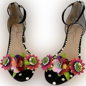 Betsy Johnson Indy black heels Sz 8 flowers back zip striped polka dots